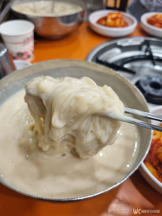 서울 진주회관에서 촬영한 콩국수 사진. / 위키푸디