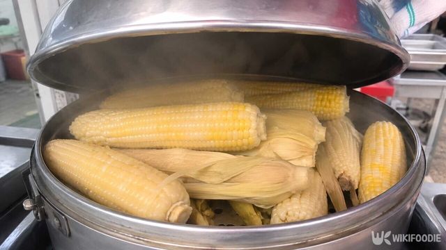 옥수수를 찌고 있는 모습.