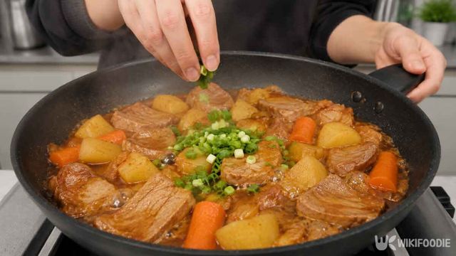 돼지갈비찜 재료를 넣는 모습.