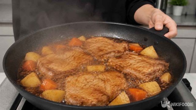 콜라를 넣은 돼지갈비를 졸이는 모습.