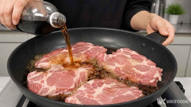 돼지갈비에 콜라를 넣는 모습.