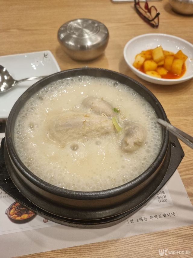 여의도삼계탕 파이낸스센터점 잣 삼계탕. / 위키푸디