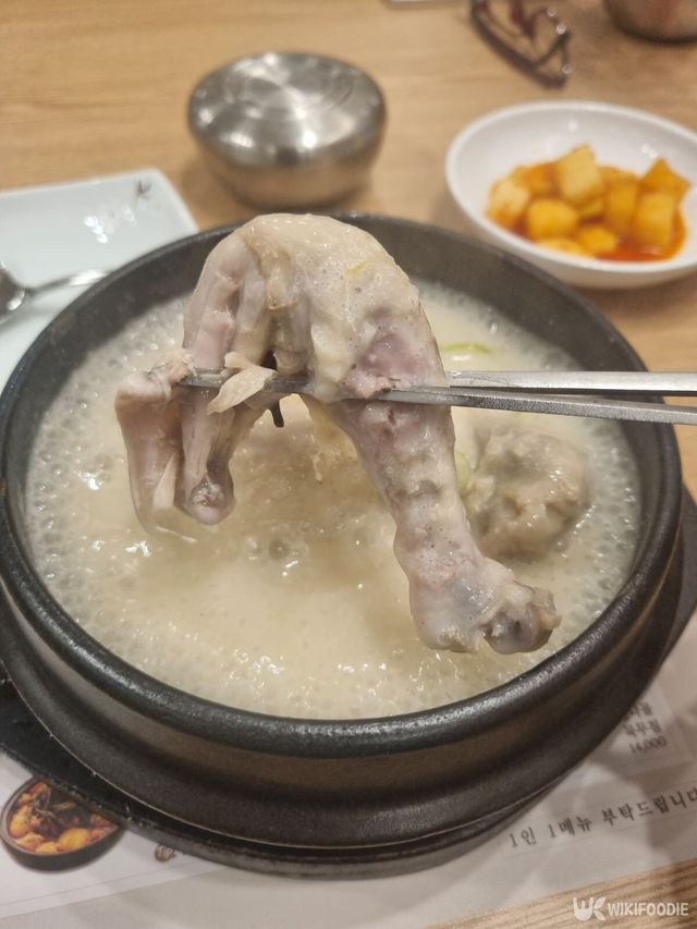 여의도삼계탕 파이낸스센터점 잣 삼계탕. / 위키푸디