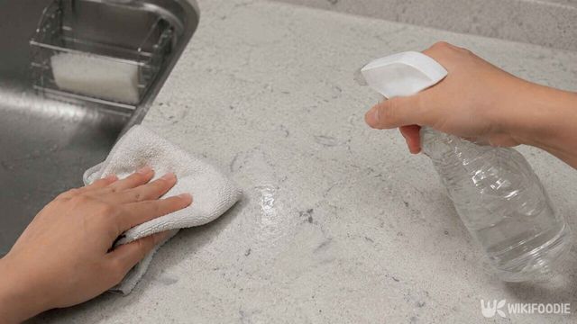 주방 싱크대 상판을 식초로 닦는 모습. / 위키푸디