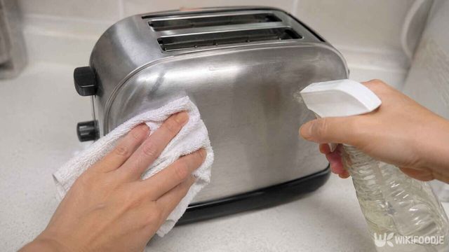토스터 겉면을 식초로 닦는 모습. / 위키푸디