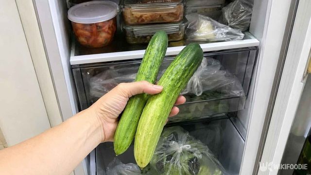 냉장고에서 오이를 꺼내는 모습. / 위키푸디