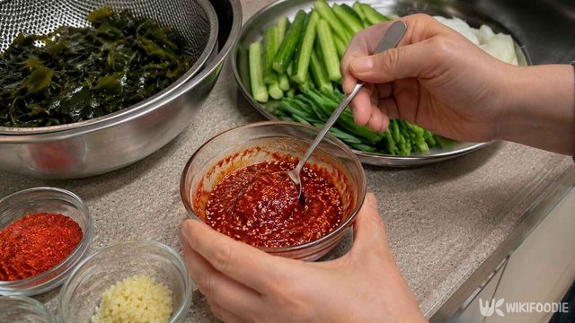 오이미역무침 양념을 만드는 모습. / 위키푸디
