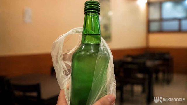 식당 밖에서 술을 사온 모습. / 위키푸디