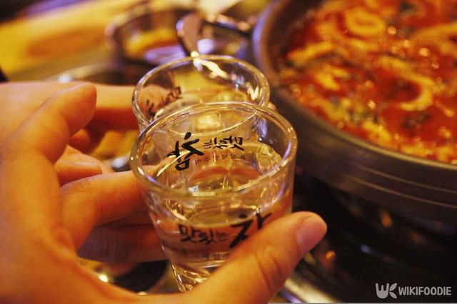 음식점에서 술을 마시는 모습. 기사 이해를 돕기 위한 참고 사진. / 픽사베이