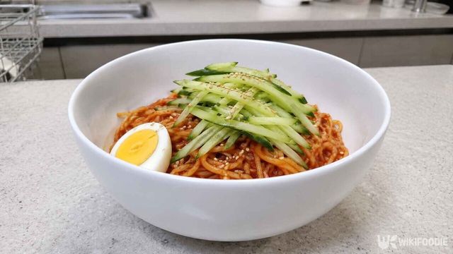 오이토핑을 올린 비빔면. / 위키푸디