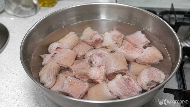 스지 핏불을 제거하는 모습(AI 생성). / 위키푸디
