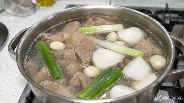 각종 재료를 넣고 스지를 끓이는 모습(AI 생성). / 위키푸디