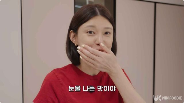 배우 차예련이 음식을 맛 보고 있다. / 유튜브 '차장금 차예련'