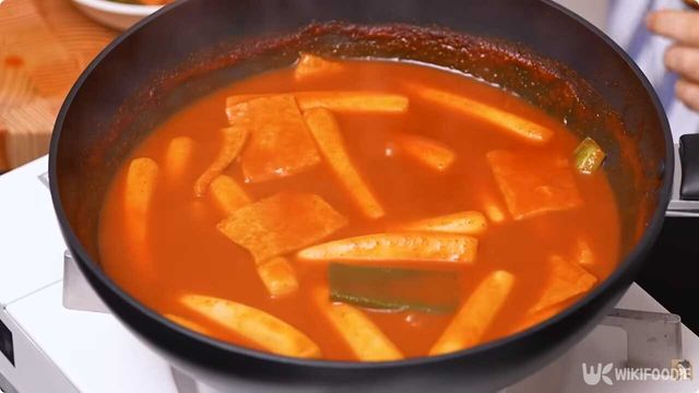한가인이 1위로 꼽은 반디 분식집 떡볶이. / 유튜브 '자유부인 한가인'