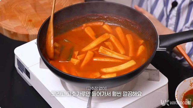 한가인이 반디 분식집 떡볶이를 조리하는 모습. / 유튜브 '자유부인 한가인'