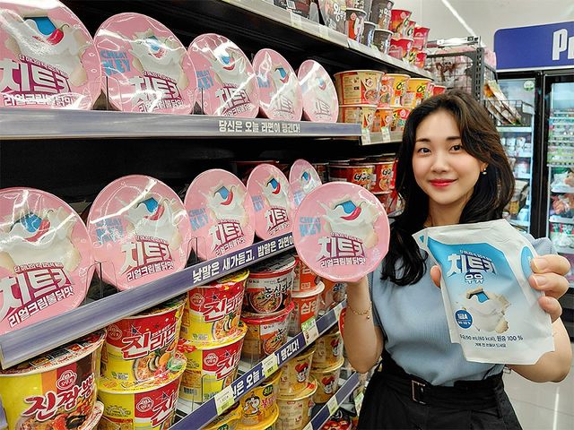 CU 치트키 리얼 크림 불닭맛과 치트키 우유. /&nbsp;BGF리테일 제공