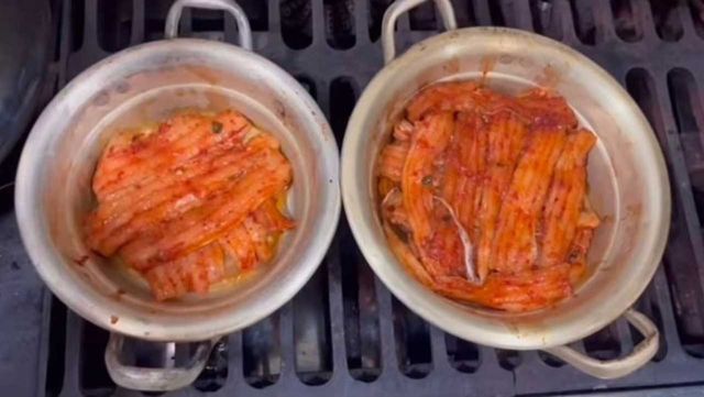 A씨가 의문을 제기하자 식당 측이 공개한 조리 영상이다. 왼쪽이 1인분, 오른쪽이 4인분이다. / 스레드 캡처