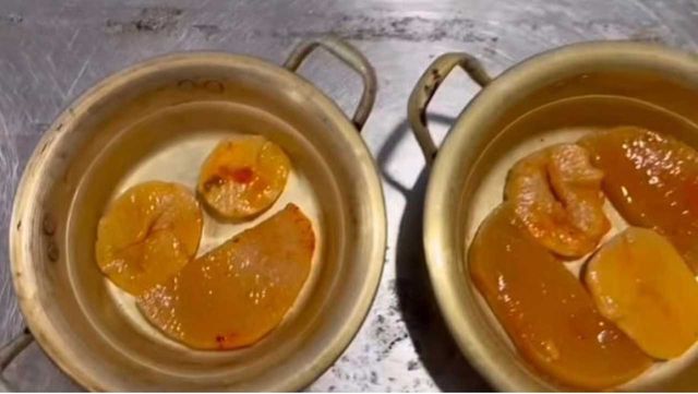 A씨가 의문을 제기하자 식당 측이 공개한 조리 영상이다. 왼쪽이 1인분, 오른쪽이 4인분이다. / 스레드 캡처