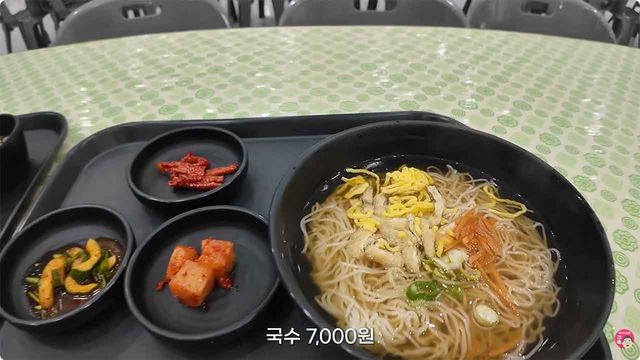 여수 섬 박람회에서 판매 중인 음식들. / 사진=유튜브 채널 '맛상무'