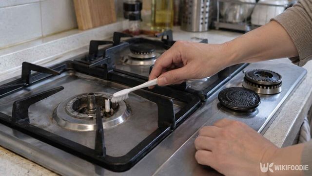 가스레인지 점화구를 닦는 장면. /&nbsp;사진=위키푸디
