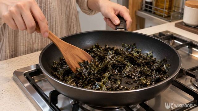 눅눅해진 김으로 만드는 초간단 김볶음. / 사진=위키푸디