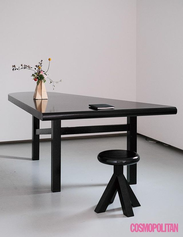 〈The Last Resort〉에 전시된 피아노 테이블과 재즈 스툴.