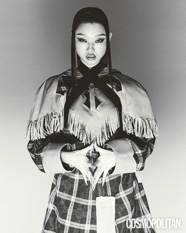 트렌치코트 6백73만4천원 메종 마르지엘라. 하네스 가격미정 알라이아.