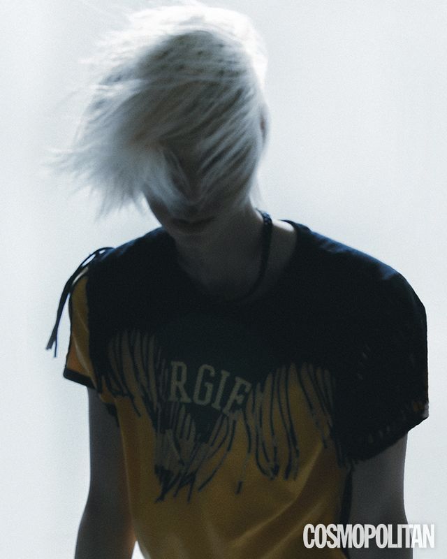 티셔츠 1백80만2천원 메종 마르지엘라. 목걸이 가격미정 발렌티노 가라바니.