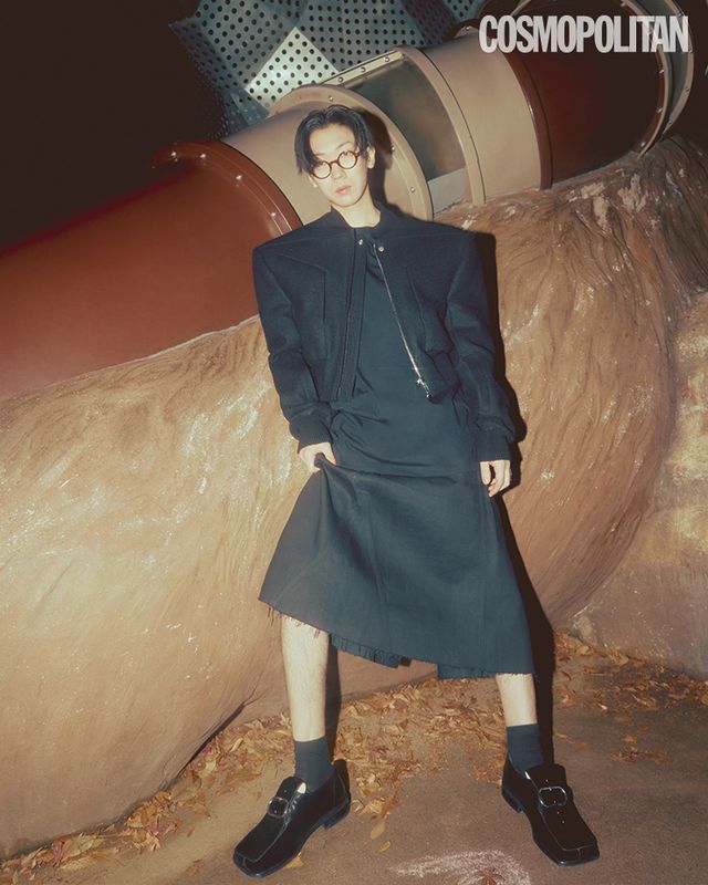 재킷, 이너 톱, 스커트 모두 가격미정 릭오웬스. 슈즈 가격미정 뉴인. 양말 스타일리스트 소장품. 안경 본인 소장품.