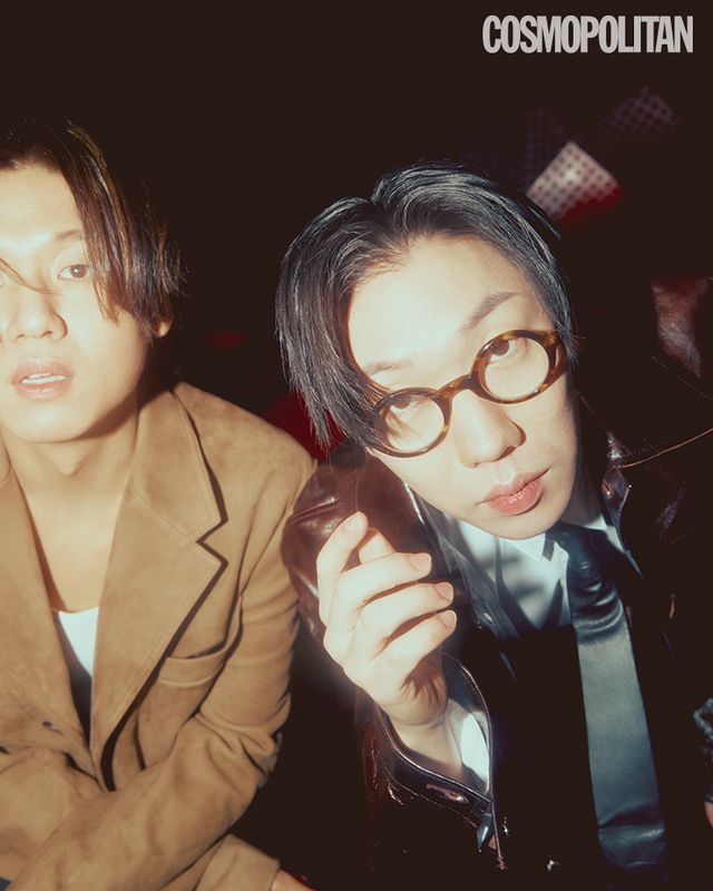  (왼쪽부터, 김건재)코트, 이너 톱 모두 가격미정 페라가모. (김춘추)재킷 가격미정 세퍼 by 미스터포터. 셔츠, 타이 스타일리스트 소장품. 안경 본인 소장품.