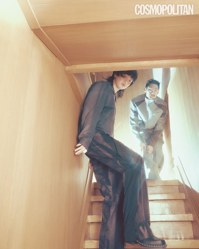  (왼쪽부터, 김한주)재킷 1백86만2천원, 팬츠 99만6천원 모두 지용킴. 반지, 부츠 스타일리스트 소장품. (최웅희)재킷 57만9천원, 팬츠 42만9천원 모두 아더에러. 안경 26만원 젠틀몬스터.