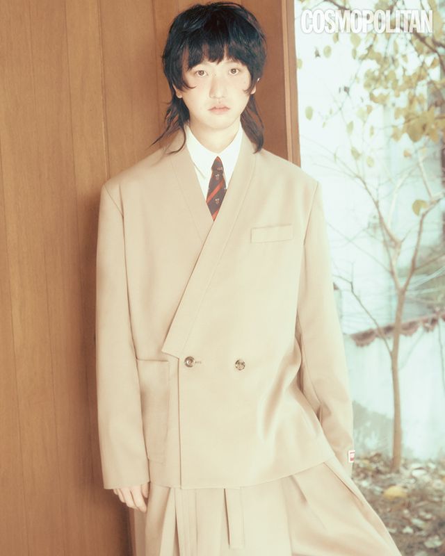 재킷, 셔츠, 팬츠 모두 가격미정 겐조. 타이 스타일리스트 소장품.