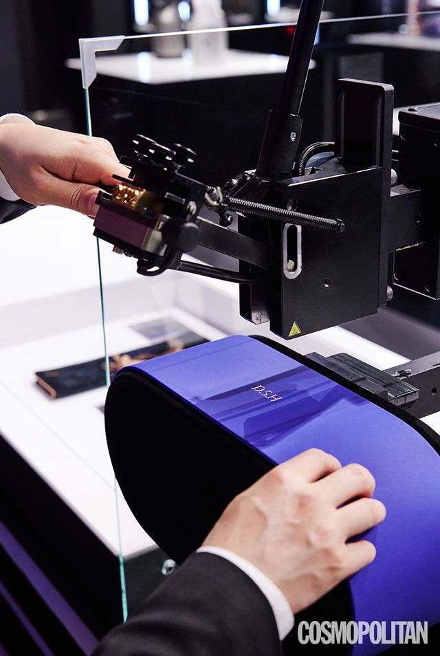 다이슨 데모 스토어 사운즈 한남 매장에서 제품 구매 시 무료로 제공하는 이니셜 각인 서비스.