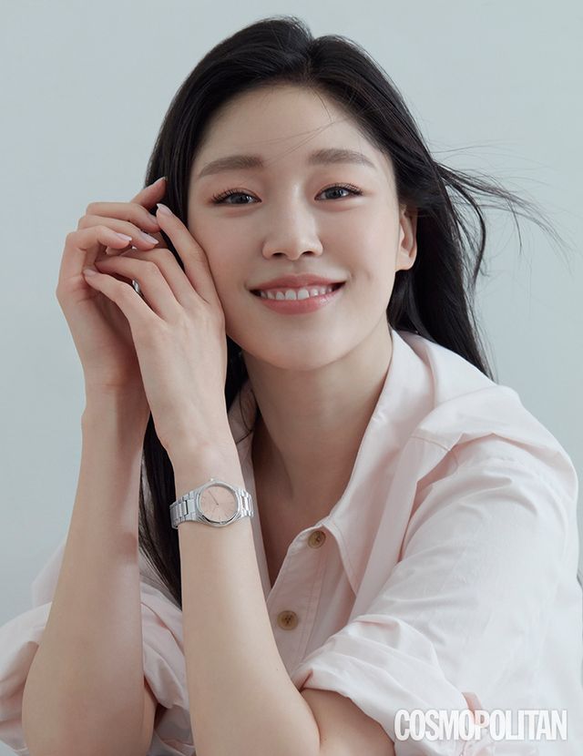 블러쉬 헥사 워치 21만 8천원 올리비아버튼. 오버사이즈 핑크 셔츠 19만 8천원 로우클래식.