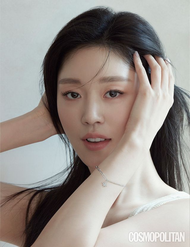 셀레셜 미스매치 브레이슬릿 9만 8천원 올리비아버튼. 베이지 컬러 톱 24만 8천원 잉크.