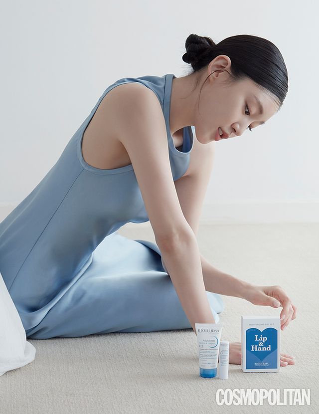 아토덤 멩 앤 옹글로 50ml 9천 5백원, 아토덤 립스틱 4g 1만 7천원 모두 바이오더마. 블루 새틴 슬리브리스 드레스 스타일리스트 소장품.