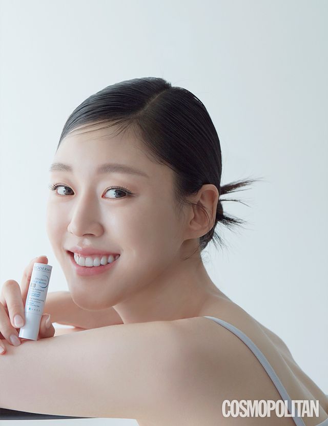 아토덤 립스틱 4g 1만 7천원 바이오더마. 벨벳 슬리브리스 톱 17만 8천원 로우클래식.