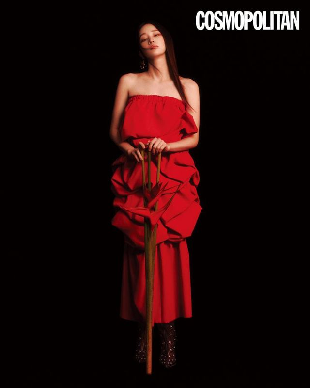 휘핑 드레스 91만6천원 리리. 슈즈 3백12만원 지안비토 로시. 귀고리 스타일리스트 소장품. 