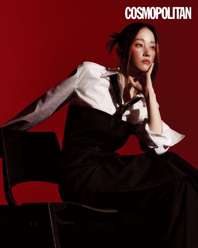 올인원 슈트 4백80만원대, 셔츠 1백10만원대, 타이 80만원대 모두 알렉산더 맥퀸. 