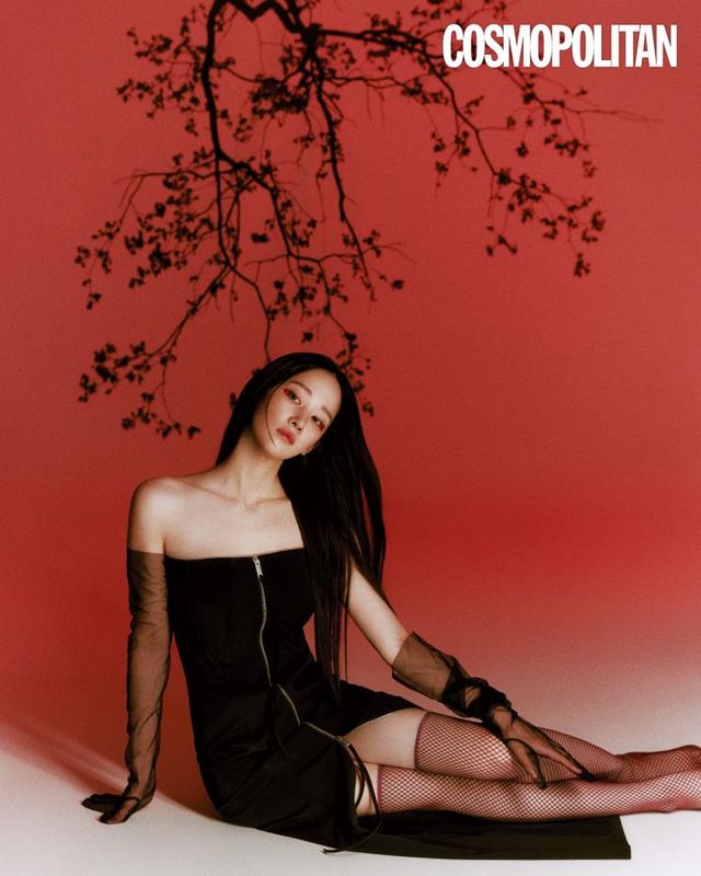 드레스 3백38만원 블루마린. 메시 롱 장갑, 스타킹 스타일리스트 소장품. 