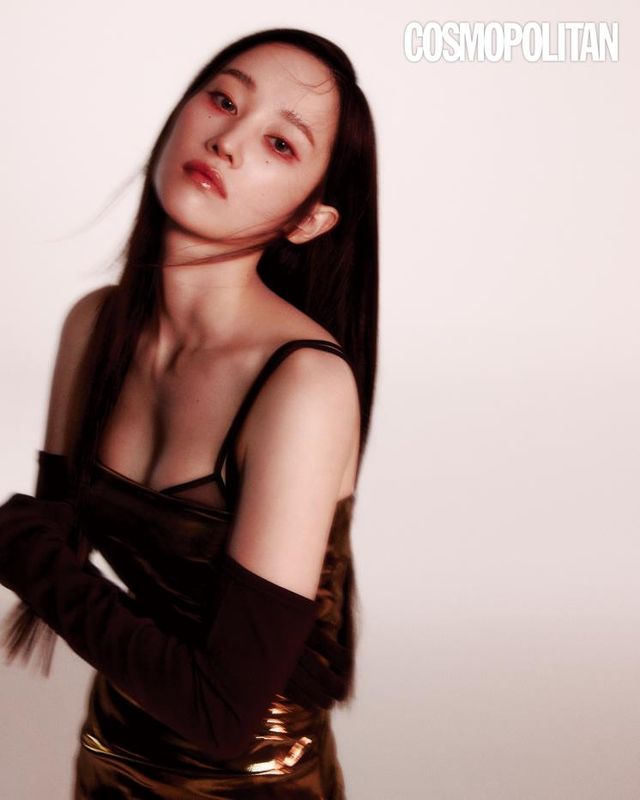 드레스 4백35만원, 브라톱 가격미정, 롱 장갑 가격미정 모두 돌체앤가바나. 