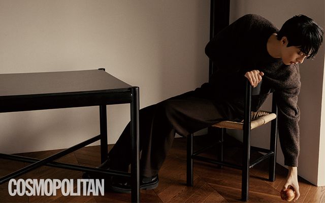 니트 톱 7만6천원 르마드. 팬츠 19만원 코스. 슈즈 스타일리스트 소장품.