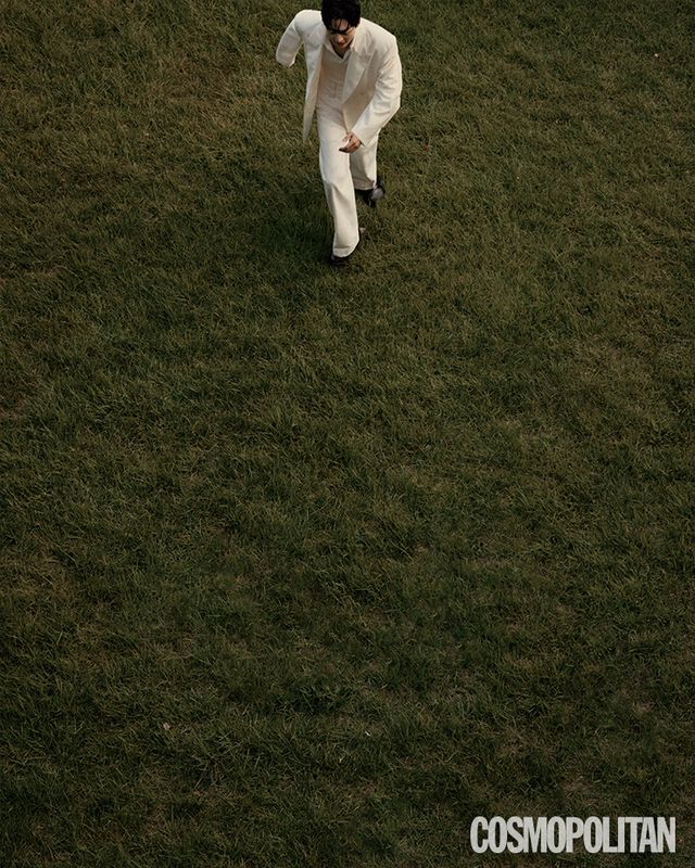  재킷, 피케 셔츠, 팬츠 모두 가격미정 순진. 슈즈 가격미정 자라.