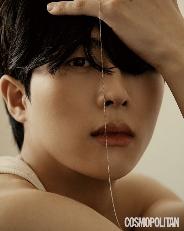  슬리브리스 톱, 목걸이 스타일리스트 소장품.