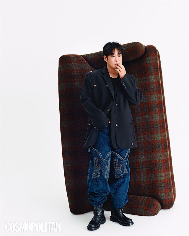 재킷 2백39만원, 데님 팬츠 1백13만원 모두 와이프로젝트 by 지스트리트 494 옴므. 부츠 가격미정 돌체앤가바나. 이너 톱, 벨트 스타일리스트 소장품.