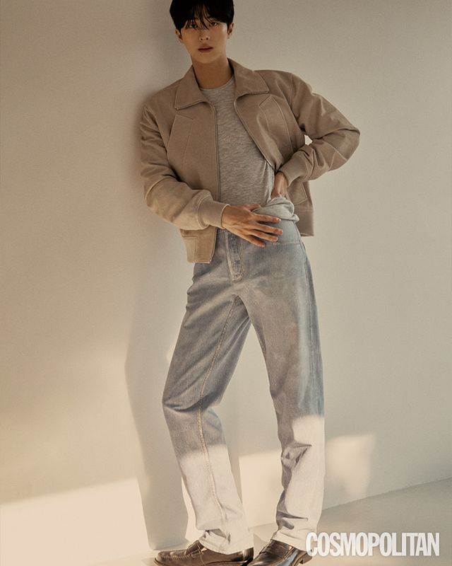  크롭트 재킷, 티셔츠, 데님 팬츠 모두 가격미정 보테가 베네타. 슈즈 스타일리스트 소장품.