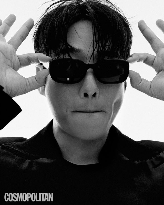 재킷 가격미정 돌체앤가바나. 선글라스 55만원 생 로랑. 이너 톱 스타일리스트 소장품.