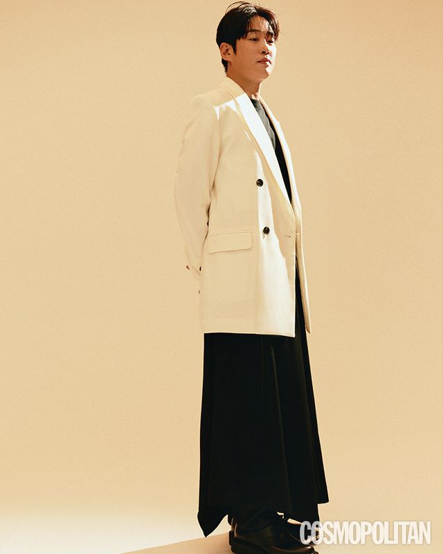 재킷 가격미정 아미. 이너 톱 가격미정 릭오웬스. 스커트 설밤 by 아데쿠베. 슈즈 스타일리스트 소장품.