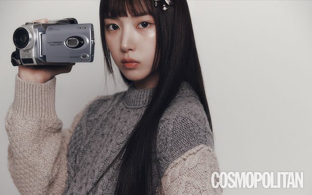  니트 톱 2백60만원대 보테가 베네타. 헤어핀 48만원대 비비안 웨스트우드.