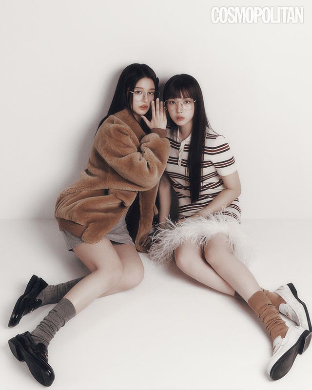  (설윤)퍼 재킷 1천2백90만원대, 미니드레스 1백50만원대, 헤어핀 60만원대, 양말 50만원대, 로퍼 1백50만원대 모두 미우미우. 안경 30만원대 젠틀몬스터. (지우)페더 폴로셔츠 미니드레스 3백80만원대, 양말 50만원대, 로퍼 1백50만원대 모두 미우미우. 안경 30만원대 젠틀몬스터.